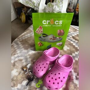 CROCS watercolor marble nwt jibbits and gift bag size 8